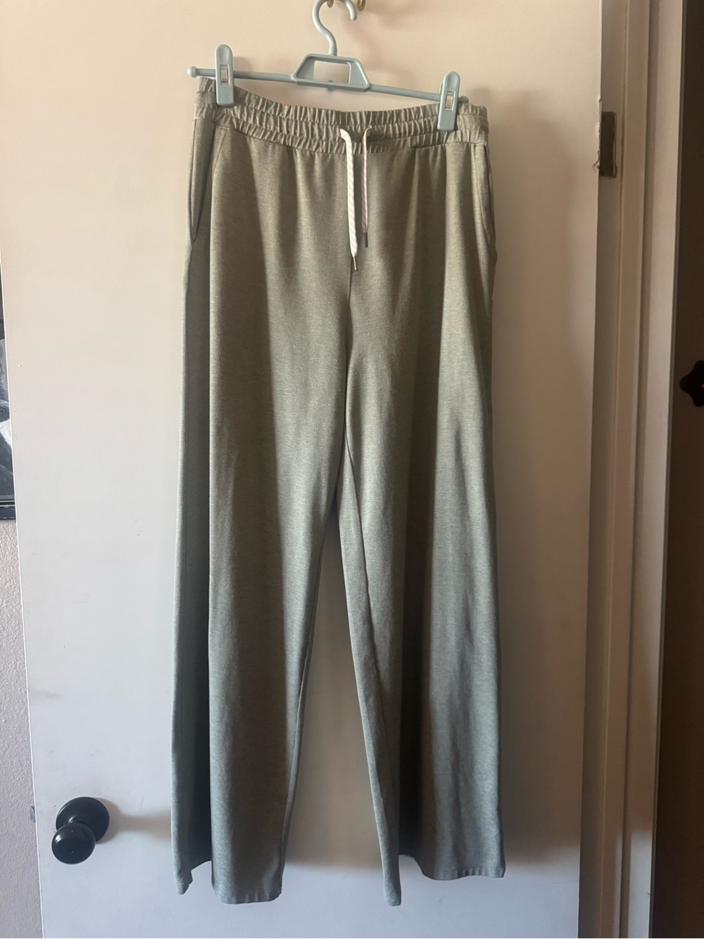 Vuori women’s wide leg Halo Essential pant, like new, Medium
